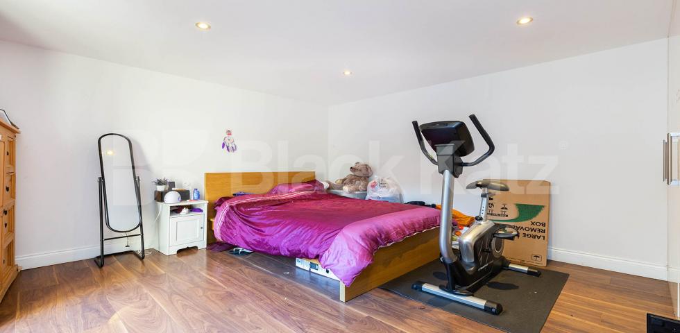 			3 Bedroom, 2 bath, 1 reception Apartment			 Huguenot Drive, Palmers Green